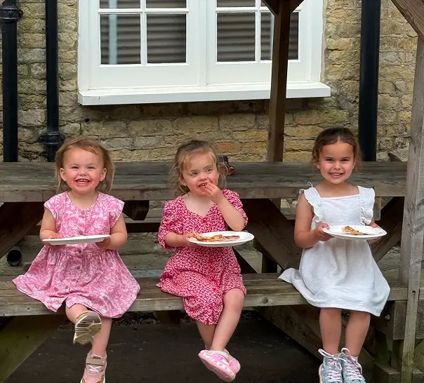 Young guests enjoying wedding pizza catering